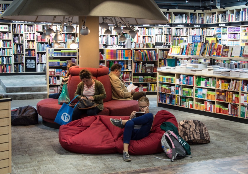 vitrine-ST MARTIN VESUBIE-min_books_bookstore_book_reader_readers_reading_shop_sale_books-849006