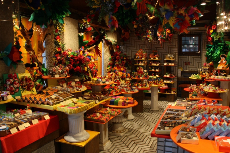 vitrine-ST MARTIN VESUBIE-min_candy_store_chocolate_shop_chocolate_switzerland-393515